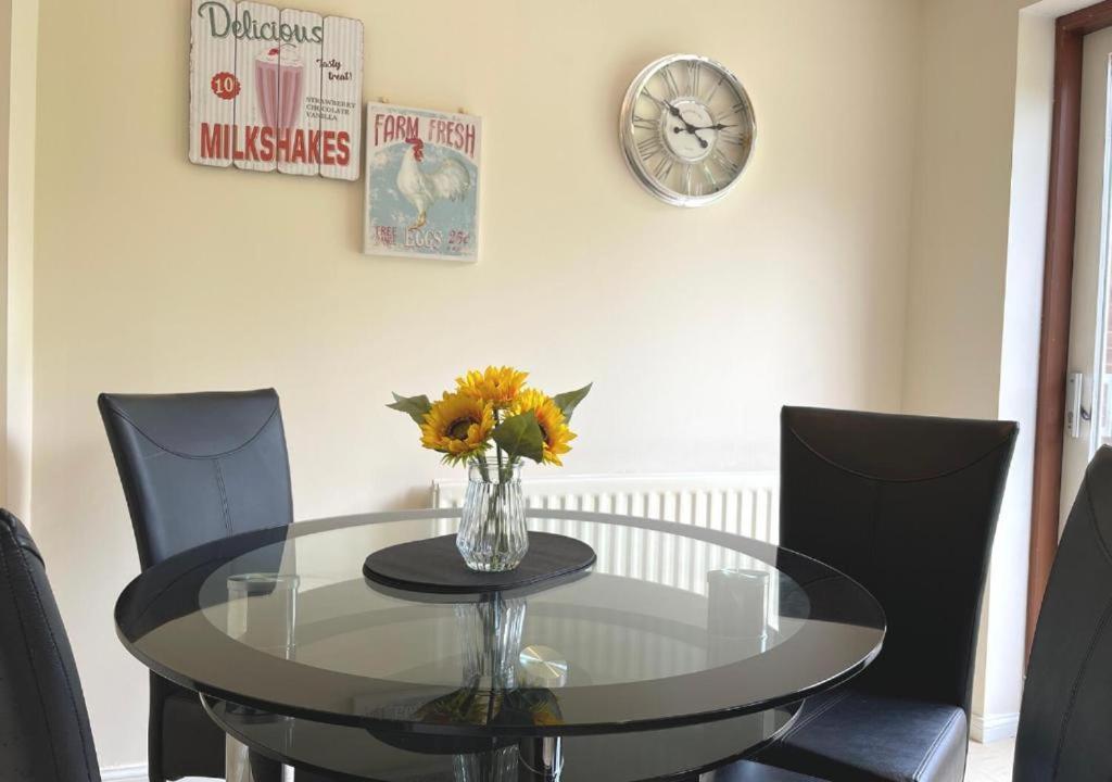Ashford Holiday Home Smithy Drive Sleeps 5 Free Wifi And Vehicle Parking Kingsnorth Exteriér fotografie